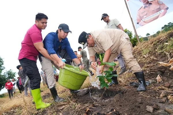 Pj Gubernur Sulsel Bahtiar Baharuddin menyasar perkebunan yang berlokasi di Desa Beroangin, Kecamatan Bangkala Barat dan Desa Jenetallasa, Kecamatan Bangkala, Kabupaten Jeneponto, Sabtu (9/3).