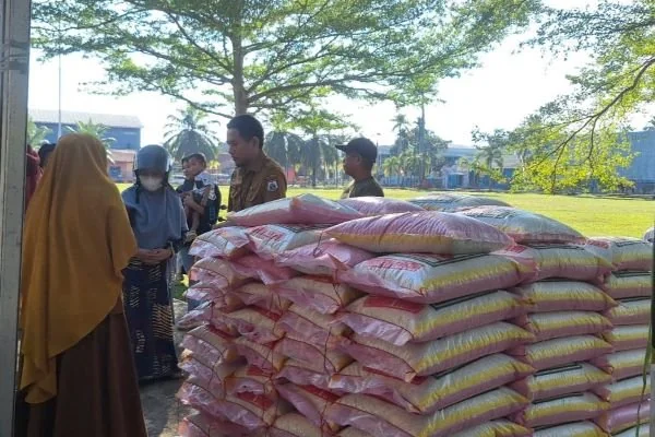 Pasar murah yang dilaksanakan Pemprov Sulbar di Lapangan Ahmad Kirang Mamuju (Dok : Ist).
