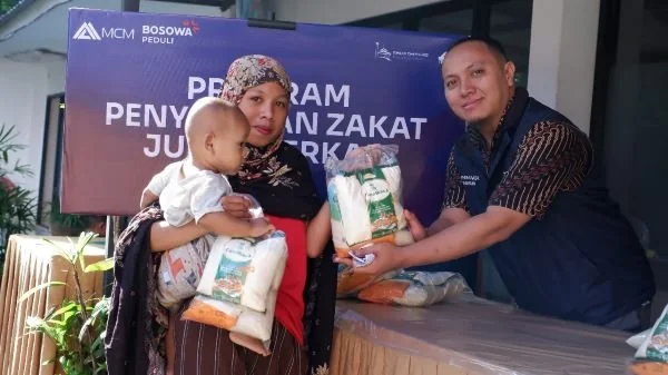 Bosowa Peduli saat membagikan paket pangan kepada masyarakat (Dok : Ist).