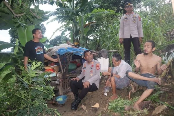 Kapolres Jeneponto, AKBP Widi Setiawan saat mengunjungi warga kurang mampu, Nenek Bungaria Daeng Bollo di Dusun Saluka, Desa Batujala (Dok : Ist).