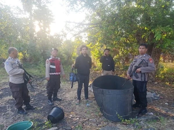 Anggota Mapolsek Tamalatea saat  mengamankan penggerebekan praktik Perjudian sabung ayam di Dusun Rappo Rappo Jawayya, Desa Turatea, Kabupaten Jeneponto, Sulawesi Selatan.