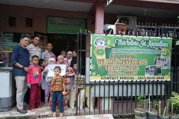 GM PLN UID Sulselrabar, Edyansyah bersama YBM PLN UID Sulseleabar saat memberikan bantuan di panti asuhan Al-Bahri, Kota Makassar. (Dok: Ist)