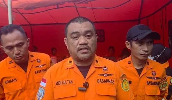 Kepala Bidang Operasi SAR Basarnas Makassar, Andi Sultan memberikan informasi terkini di posko