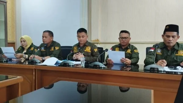 Pimpinan dan anggota BK, Amdy Safri Kr. Daming (Ketua BK), H. Suhardi (Wakil Ketua BK/Fraksi PAN), Harianto (Fraksi PPP), H. Sahir (Fraksi Nasdem), Kasmiati (Fraksi Golkar), dan Syafri Kr. Daming (Fraksi Gabungan Hanura, PKS, dan Ummat) sat menyampaikan h