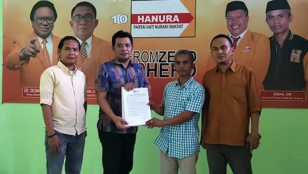 Ketua Tim Liaison Officer (LO) Kita Bersama, Hardianto Haris saat meyerahkan berkas pendaftaran ke Sekretaris DPC Partai Hanura, Ismail DM. (Foto/ist).