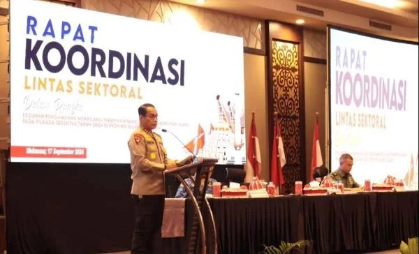 Kapolda Sulsel, Irjen Pol Andi Rian R Djajadi membuka rapat koordinasi lintas Sketoral Ops Kepolisian Mandiri Kewilayahan Mantap Praja Pallawa (Dok : Ist).