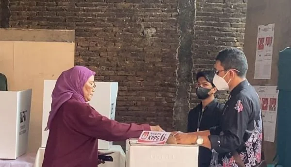 Warga saat melakukan pemilihan kepada daerah di TPS ((Dok: Atri KabarMakassar).