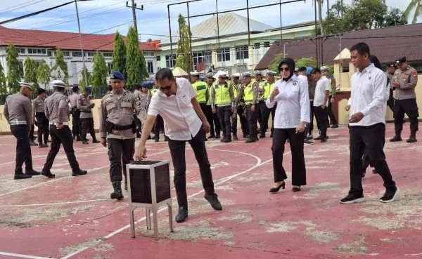 Pengumpulan donasi kemanusiaan., para personel polres sinjai menyisihkan sebagian rezekinya melalui kotak amal yang telah disediakan. (Dok: Ist)