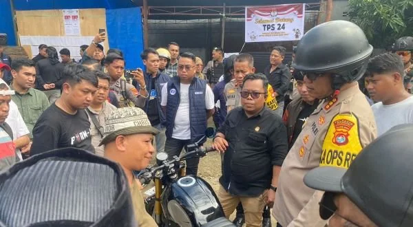 Kapolresta Mamuju saat mendatangi TKP keributan (Dok : ist).