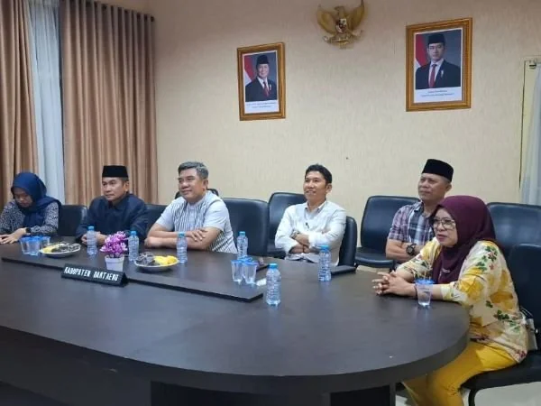 Asisten I Bidang Pemerintahan Setda, Mahyuddin, saat menghadiri Malam Penganugerahan Kabupaten/Kota Layak Anak 2025 yang dilaksanakan secara virtual dan di Kantor Bupati Bantaeng (Dok : Ist).