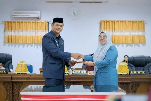 Wakil Ketua DPRD Kabupaten Bantaeng, Hj. Kasmawati saat nenyerahkan rancangan Perubahan Kebijakan Umum Anggaran dan Prioritas Plafon Anggaran Sementara (KUA-PPAS) TA 2025 ke Bupati Bantaeng, M. Fathul Fauzy Nurdin (Dok : ist).