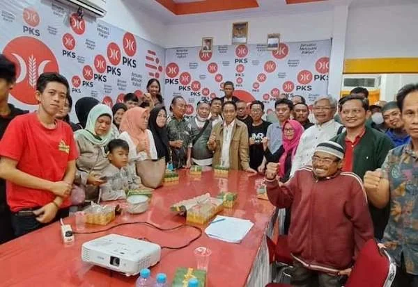 Relawan Anies Baswedan mendeklarasikan dukungan kepada bakal paslon wali kota dan wakil wali Kota Makassar Amri Arsyid-Rahman Bando di Rumah Merah Putih, Makassar. Foto ist
