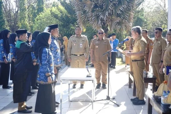 Penyerahan Surat Keputusan (SK) dan pengambilan sumpah jabatan yang dipimpin langsung oleh Bupati Jeneponto Paris Yasir (Dok: Ist)