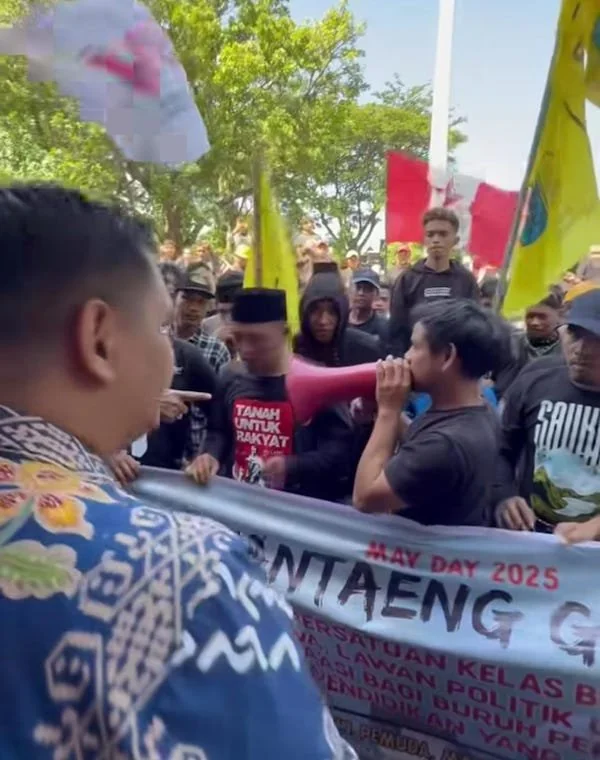 Bupati Bantaeng, M. Fathul Fauzy Nurdin  saat mengajak demonstran berdiskusi. (Tangkapan layar/FB Uji).
