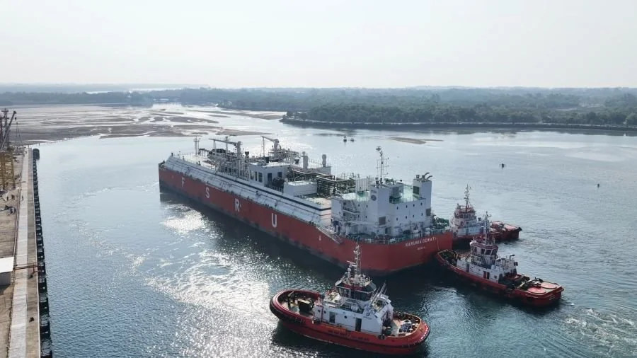 Pemindahan Floating Regasification Unit (FRU) dan Floating Storage Regasification Unit (FSRU) dari area Bali Cruise Ship Terminal (BCST) Benoa menuju Area Pengembangan 2 (Dok: Ist)