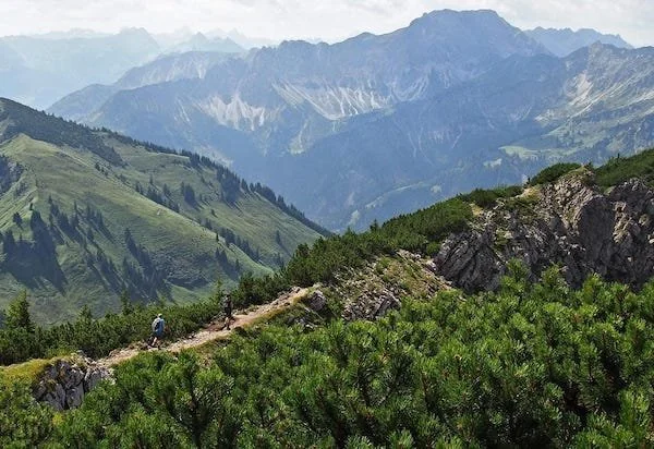 Aktivitas hiking yang dilakukan secara rutin mampu memberikan manfaat kesehatan (Dok: Int)