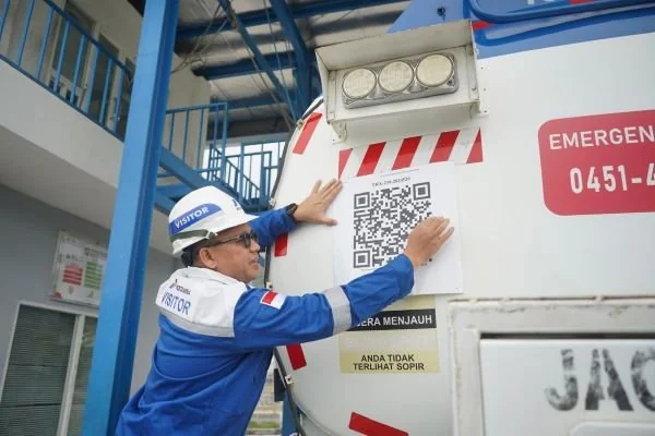 Pemasangan QR Code pada Armada Mobil Tangki BBM Pertamina (Dok : Ist).