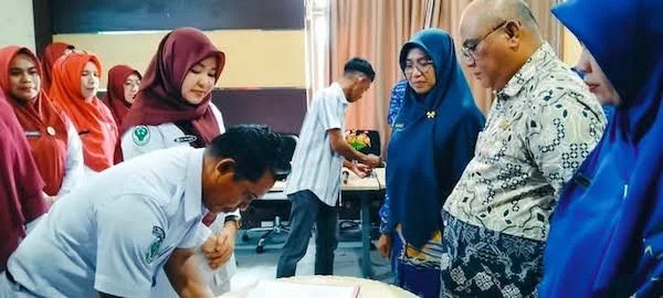 Direktur RSUD H.Andi Sulthan Dg Radja Bulukumba dr.H.Rizal Ridwan Dappi,Sp.OG(k) melantik 27 Kepala Ruangan (Foto : IST).