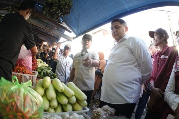 Wali Kota Makassar Munafri Arifuddin saat Mendampingi Gubenur Sulsel Andi Sudirman Sulaiman Tinjau Harga Pangan di Pasar Terong (Dok: Ist).