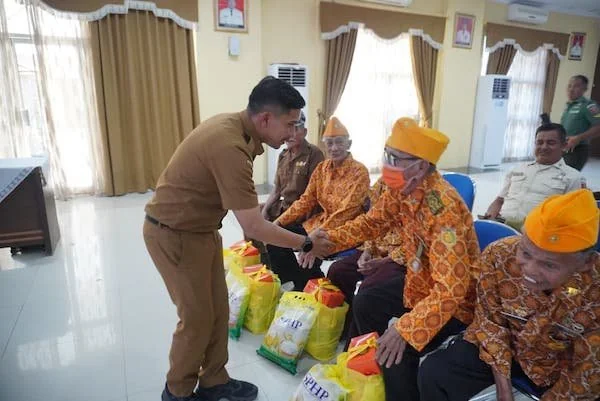Wakil Bupati Jeneponto, Islam Iskandar saat memberikan bantuan tali asih kepada para veteran di di Ruang Pola Kantor Bupati. (Ist).