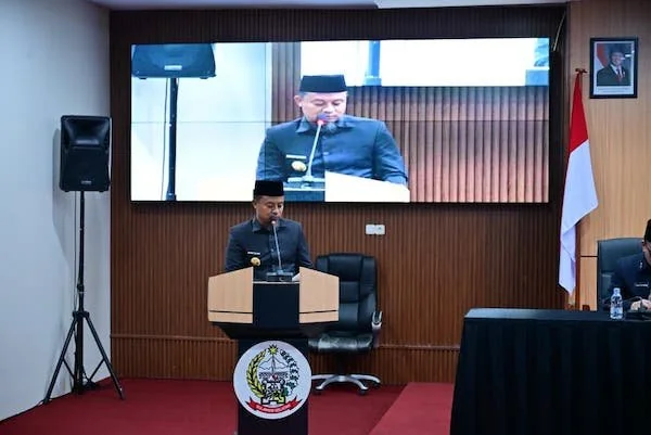 Gubernur Sulawesi Selatan (Sulsel) Andi Sudirman Sulaiman saat Menyampaikan Pandangan Akhir dalam Rapat Paripurna (Dok: Ist).