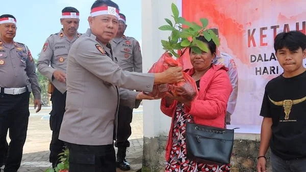 Penyerahan bibit oleh wakapolres Turut kepada Masyarakat  Dok. Ist