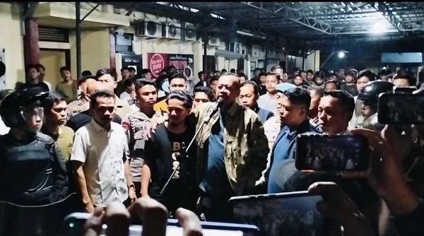 Kapolda Sulbar saat menemui massa aksi di Mapolresta Mamuju (Dok : Aldy KabarMakassar).