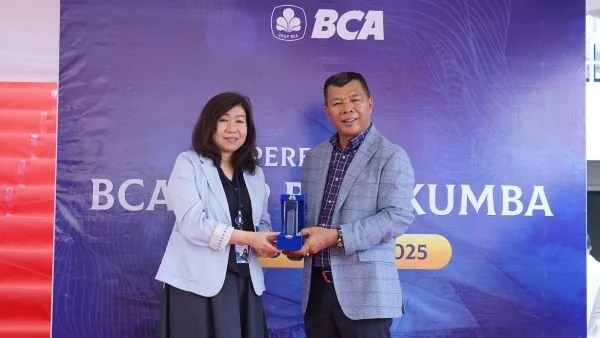 Bupati Bulukumba Andi Muchtar Ali Yusuf meluncurkan Bank Central Asia (BCA) Kantor Cabang Pembantu (KCP) Bulukumba. Dok. Ist