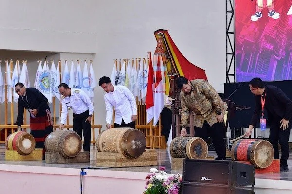 Pj Gubernur Sulsel, Prof Zudan Arif Fakrulloh bersama Wapres RI, Gibran Rakabuming Raka di Sidang Raya (Dok: Int)
