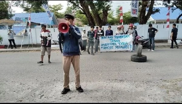 Aksi demo HMI Takalar di depan Kantor BPN (Dok : Saleh KabarMakassar).