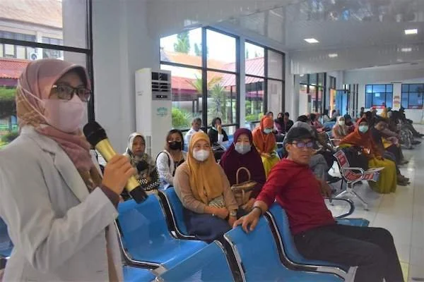 PKRS Rumah Sakit Umum Daerah (RSUD) H.A.Sulthan Dg Radja Bulukumba menyelenggarakan sosialisasi mengenal stroke dan Nyeri Punggung Bawah di ruang tunggu poliklinik rawat jalan (Humas)