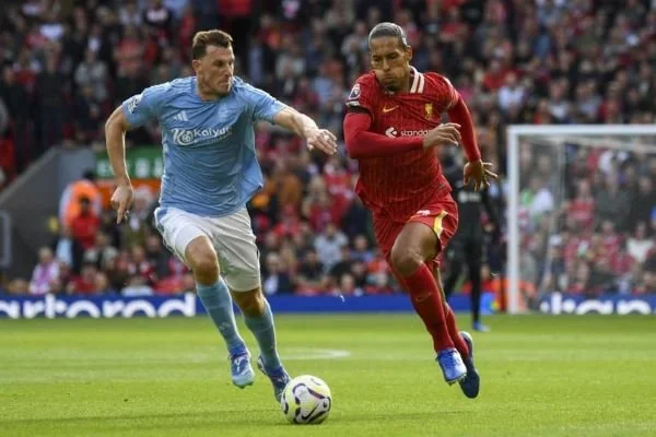Duel pemain Liverpool vs pemain Nottingham Forest (Dok : Ist).