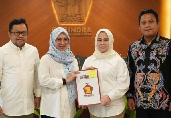 Ketua DPC Gerindra Gowa Andi Tenri Indah (kedua kanan) dan Ketua DPD Gerindra Sulsel Andi Iwan Aras (kanan) menyerahkan surat rekomendasi kepada Husniah Talenrang dan Darmawangsyah Muin sebagai bakal paslon Bupati Gowa di Jakarta (Dok : Ist).