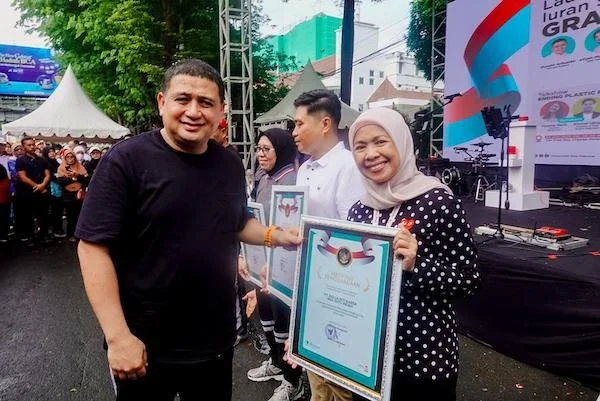 Wali Kota Makassar, Munafri Arifuddin, memberikan penghargaan secara simbolis kepada Property Management General Manager Mal Ratu Indah, Rasmila Sari Suaib (Dok: Ist)