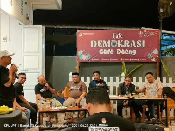 Sejumlah tokoh masyarakat Kecamatan Bangkala saat menggelar dialog bersama anggota Komisi Pemilihan Umum (KPU) Jeneponto, Sulawesi Selatan. (Foto/ist).