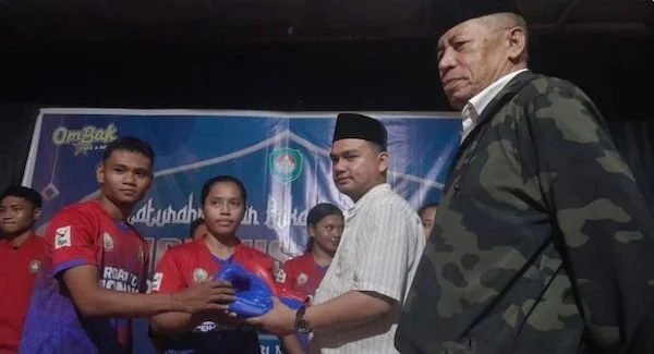 Herman Hading menyerahkan sejumlah perlengkapan tanding kepada Ketua Umum Pengprov Pertina Sulsel.