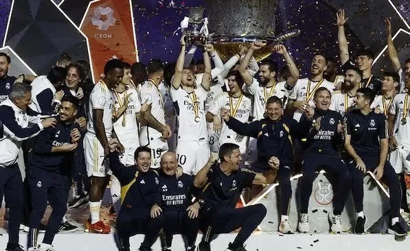 Real Madrid juara Piala Super Spanyol usai kalahkan Barcelona dengan skor 4-1. (REUTERS/Juan Medina)