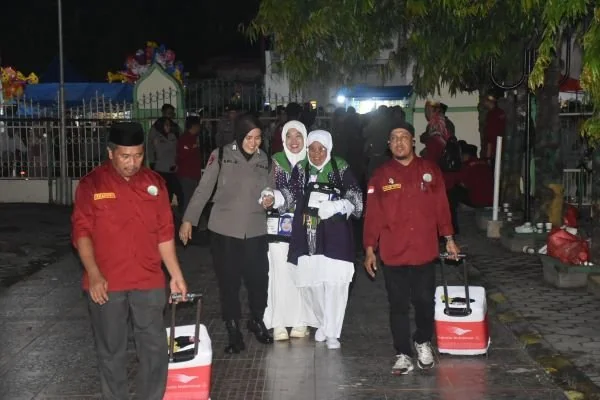 personel Gabungan Polres Bulukumba Polda Sulsel mengamankan pemberangkatan jamaah haji Kabupaten Bulukumba, Sulawesi Selatan.
