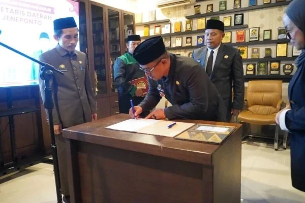 Bupati Jeneponto, Paris Yasir bersama Pj Sekda, Maskur saat menandatangani naskah sumpah jabatan dan berita acara di Ruang Kerja Bupati Jeneponto. Dok. Ist