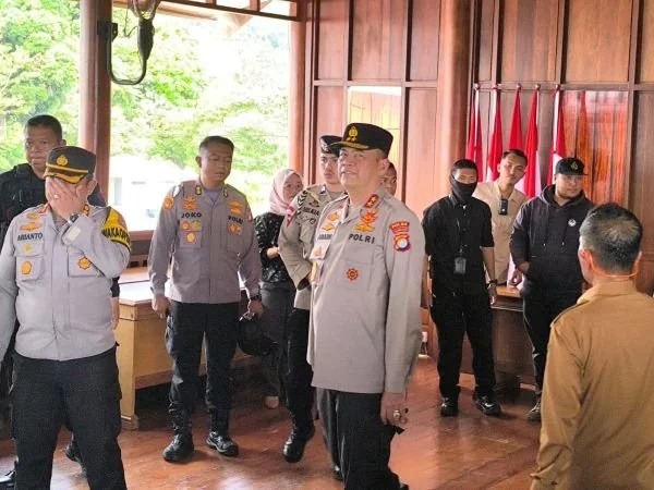 Kapolda Sulbar saat berada di kantor DPRD Sulbar (Dok : Ist).