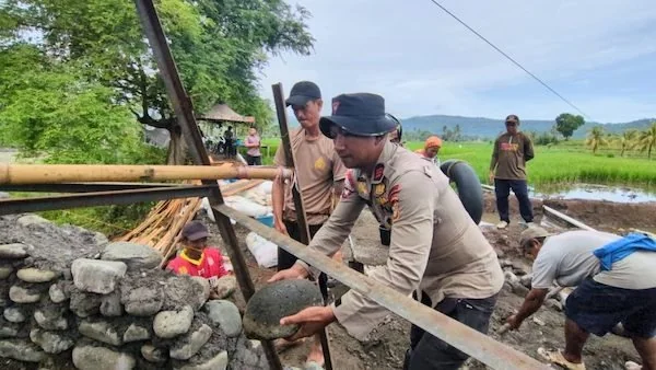 Personel Batalyon C Pelopor Satuan Brimob Polda Sulsel saat Membantu Jembatan di Soppeng, (Dok: Ist).