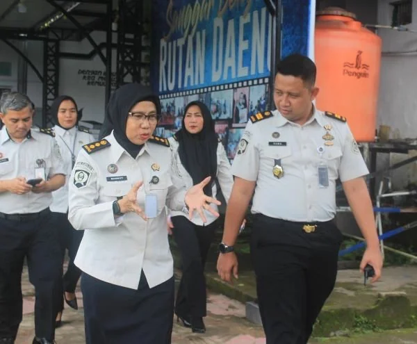 Kabid Perawatan, Pengamanan, dan Patnal Kanwil Ditjen Pemasyarakatan Sulawesi Selatan bersama jajaran melaksanakan pemantauan langsung di blok hunian dan area pelayanan Warga Binaan Pemasyarakatan (WBP) di Rutan Kelas I Makassar. (Dok: Ist)