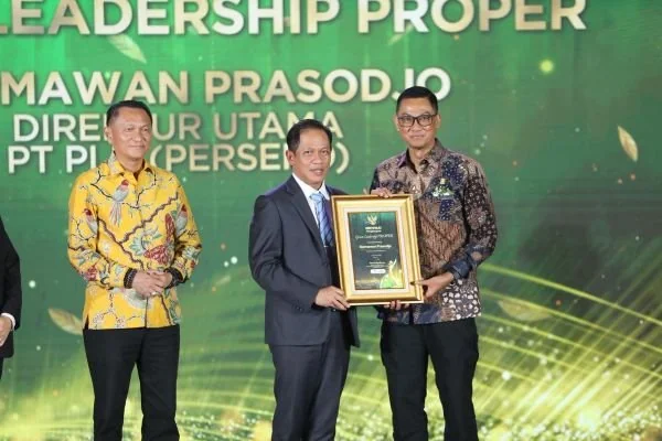 Penyerahan penghargaan Green Leadership PROPER oleh Menteri Lingkungan Hidup/Kepala Badan Pengendalian Lingkungan Hidup, Hanif Faisol Nurofiq (tengah) kepada Direktur Utama PLN, Darmawan Prasodjo (kanan). (Dok: Ist)