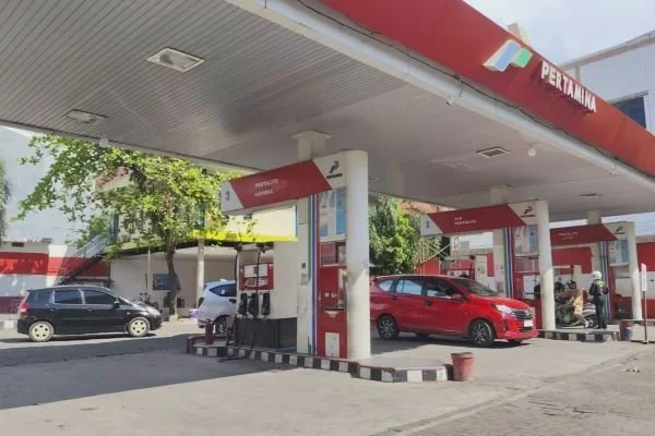Suasana pengisian BBM di salah satu SPBU di Jl Veteran Makassar (Dok : Hanifah KabarMakassar).