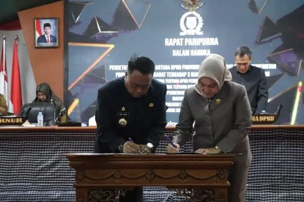 Asisten Pemprov Sulbar Muhammad Jaun, bersama Ketua DPRD Sulbar Sitti Suraidah Suhardi dalam rapat paripurna (Dok : Ist).