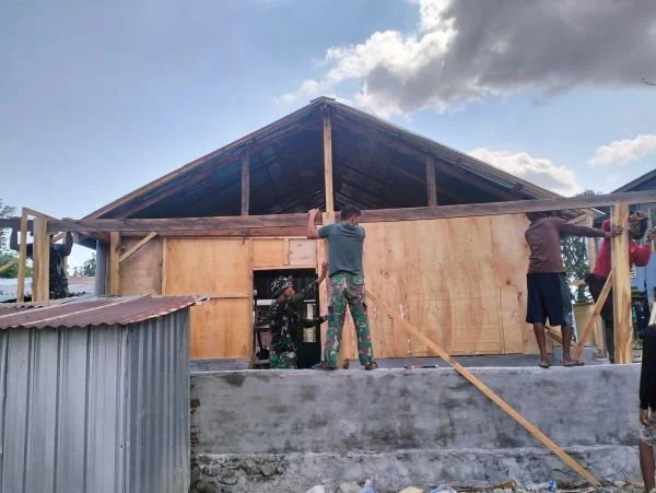 Pembuatan dapur dalam program unggulan KASAD rehabilitasi Rumah Tidak Layak Huni di Jeneponto (Dok : Ist).