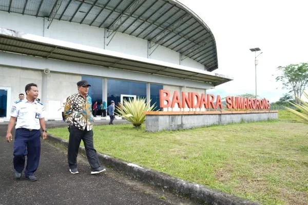 Pj Gubernur Sulbar saat meninjau bandara Sumarorong Mamasa (Dok : Ist).