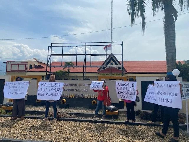Keluarga korban pemerkosaan perempuan disabilitas di Luwu Timur melakukan aksi demonstrasi di Kantor Polres Luwu Timur, Rabu (21/2).