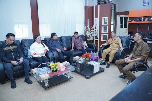 Komisi I DPRD Sulbar bersama Sekretaris Diskominfo-SP Pemprov Sulsel, Sultan Rakib dan Kabid Komunikasi dan Humas, Fitra (Dok: Int)