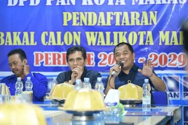 Bakal calon Walikota Makassar 2024 Rahman Pina bersama Ketua DPC PAN Makassar Hamzah Hamid saat pengembalian formulirnya.